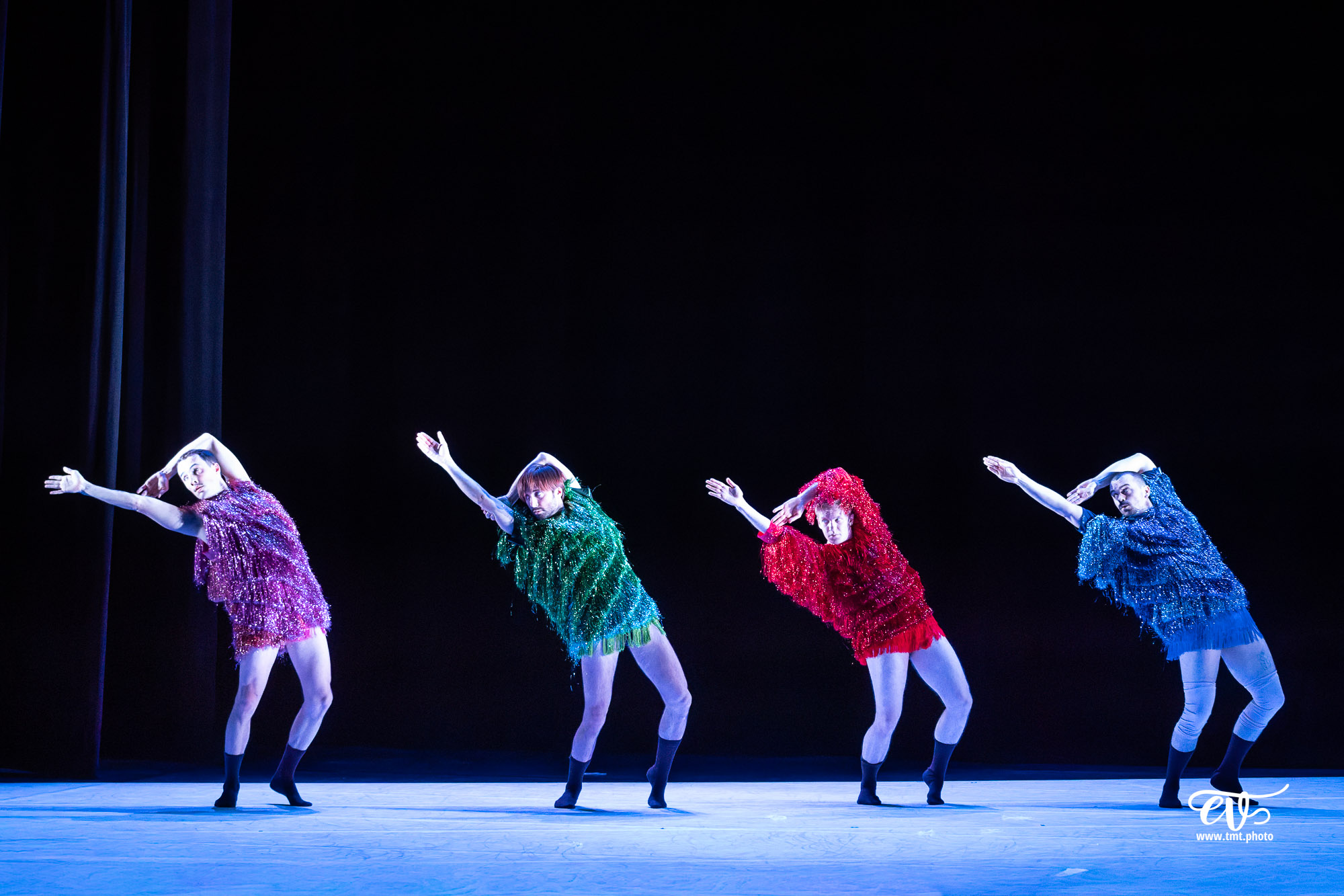 A4 (COMME LA FEUILLE) CIE CHICOS MAMBO